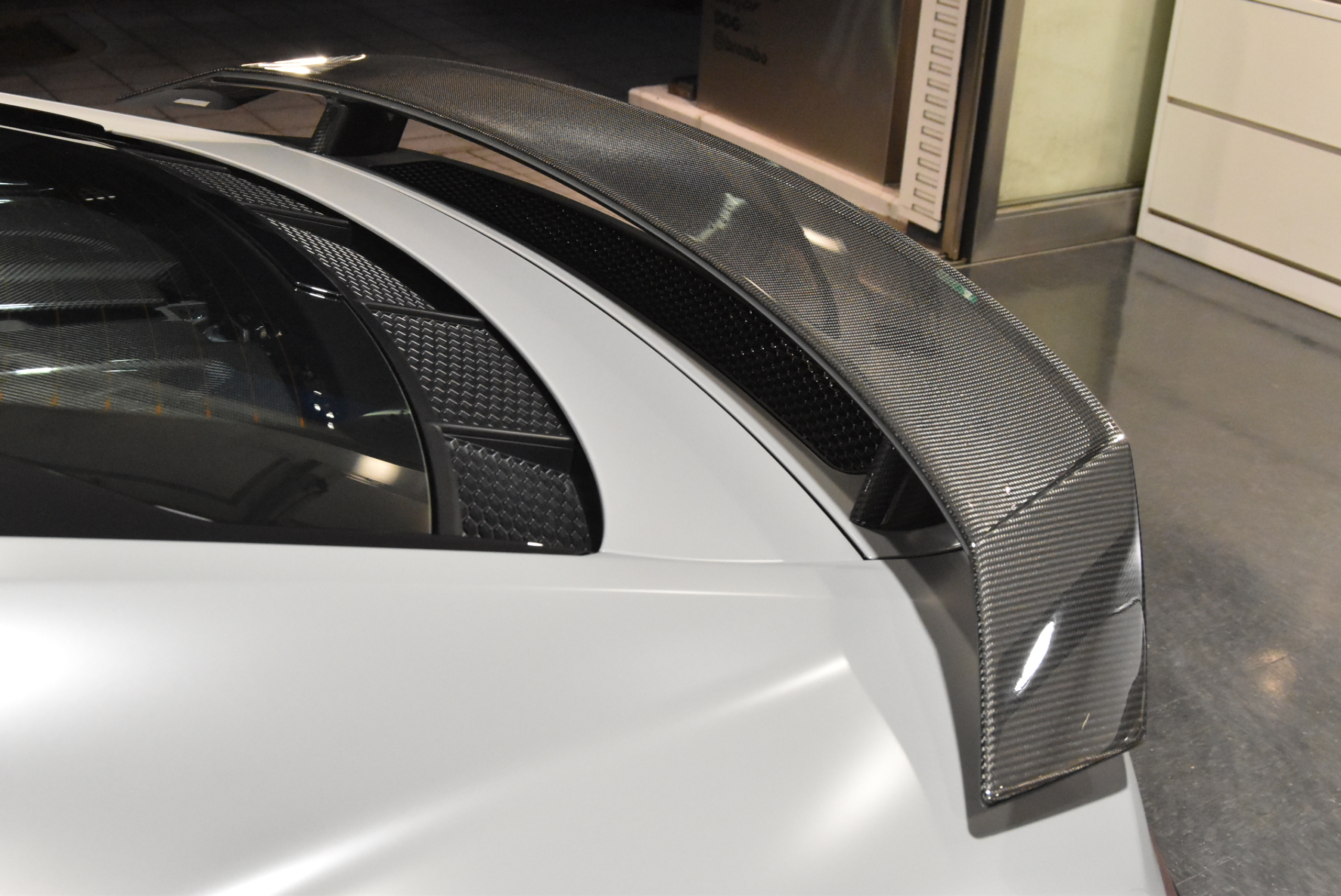 R8　CoupeV10　Performance　5.2FSI quattro S tronicナルドグレー ファインナッパレザー ヘッドライニングアルカンタラ B&Oサウンドシステム 拡張デコラティブパネル(カーボン) ブラックAudi ringsパッケージ Vossen鍛造アルミホイール フルステルスプロテクション