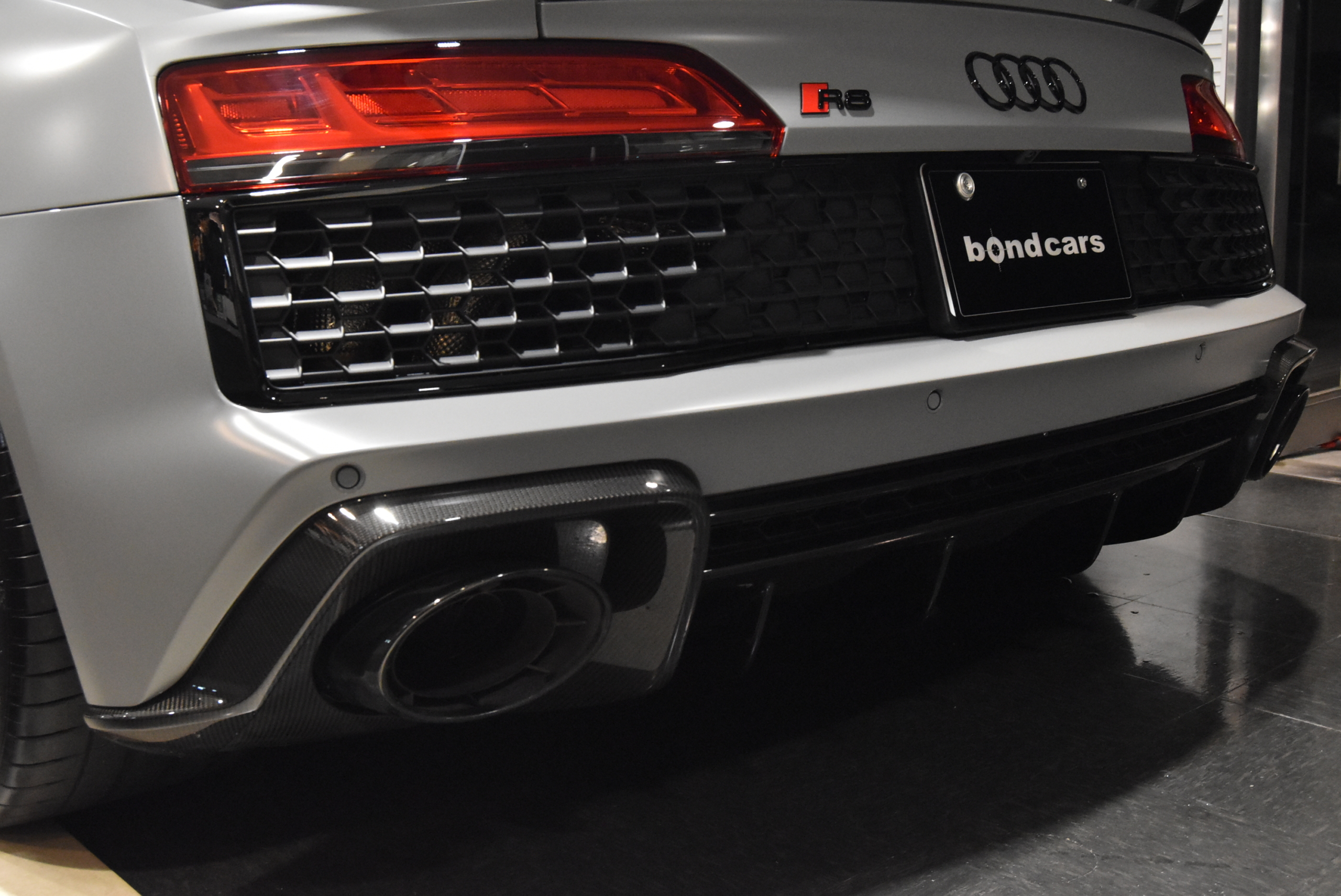 R8　CoupeV10　Performance　5.2FSI quattro S tronicナルドグレー ファインナッパレザー ヘッドライニングアルカンタラ B&Oサウンドシステム 拡張デコラティブパネル(カーボン) ブラックAudi ringsパッケージ Vossen鍛造アルミホイール フルステルスプロテクション