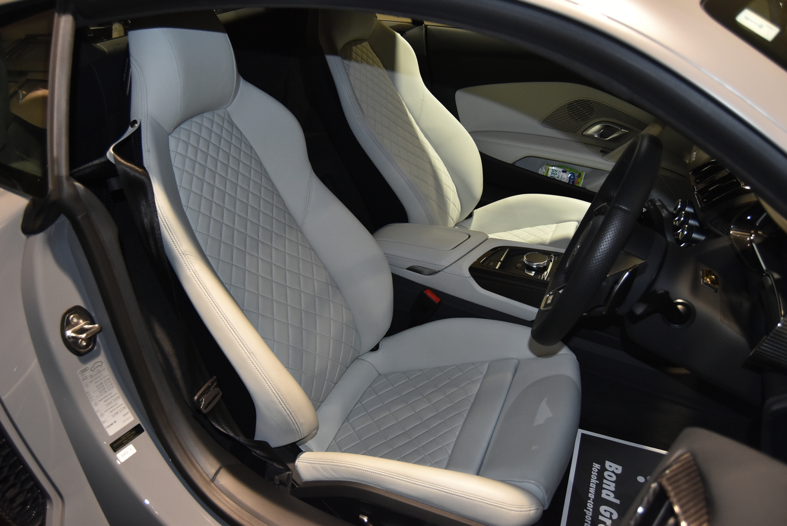 R8　CoupeV10　Performance　5.2FSI quattro S tronicナルドグレー ファインナッパレザー ヘッドライニングアルカンタラ B&Oサウンドシステム 拡張デコラティブパネル(カーボン) ブラックAudi ringsパッケージ Vossen鍛造アルミホイール フルステルスプロテクション