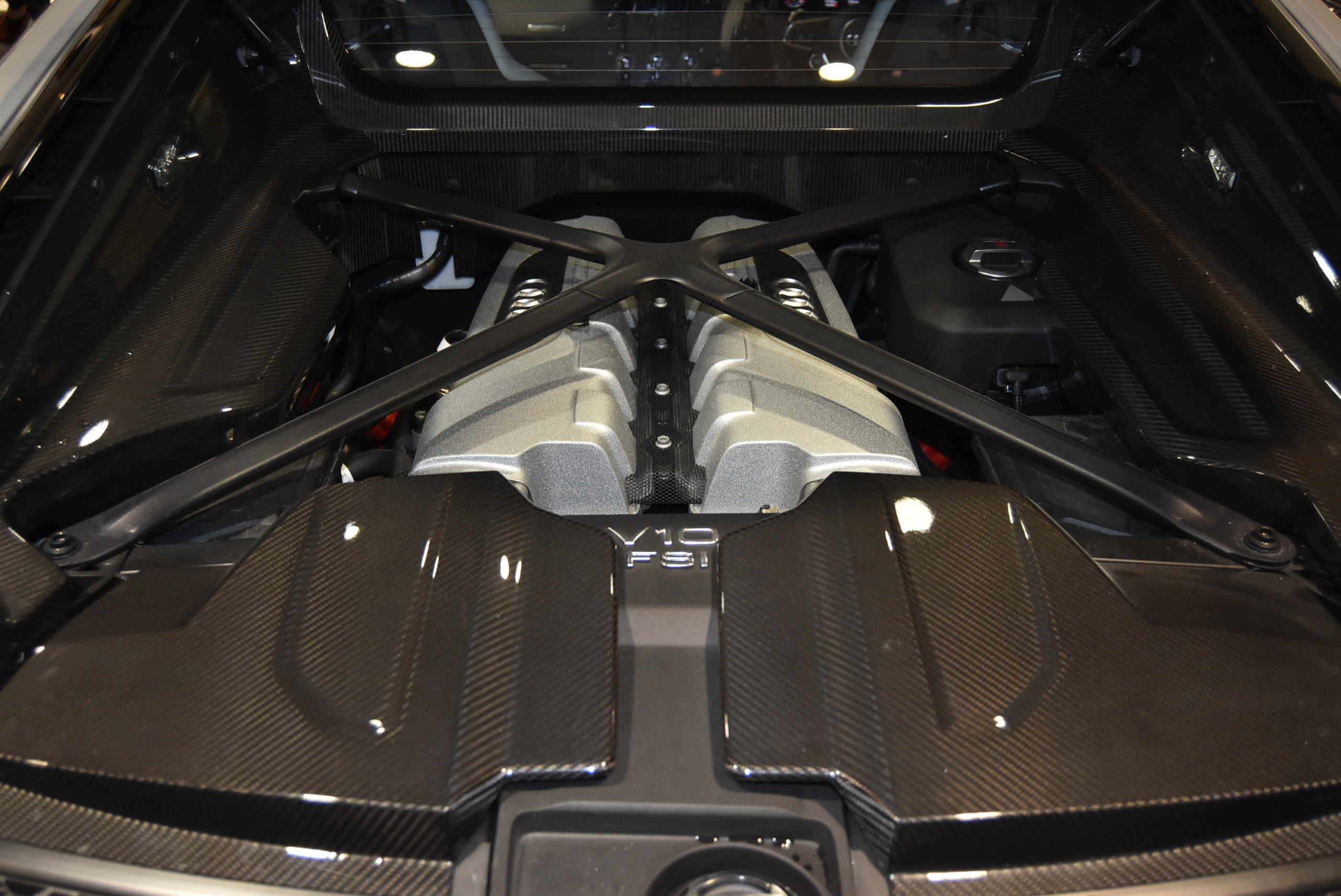 R8　CoupeV10　Performance　5.2FSI quattro S tronicナルドグレー ファインナッパレザー ヘッドライニングアルカンタラ B&Oサウンドシステム 拡張デコラティブパネル(カーボン) ブラックAudi ringsパッケージ Vossen鍛造アルミホイール フルステルスプロテクション