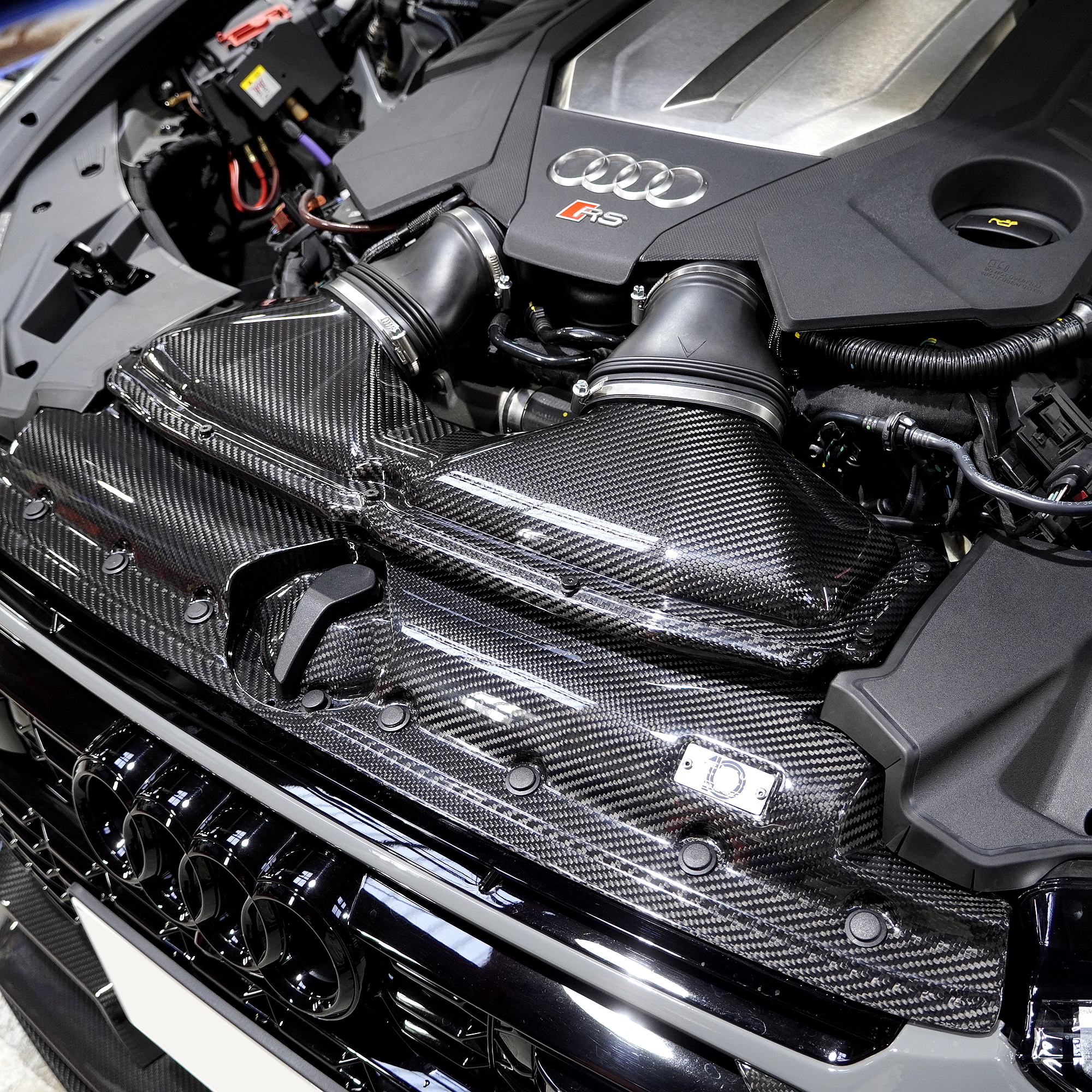 アウディ　RS6　MANSORY　AKRAPOVICマフラー　EVENTURI　AL13　カスタム　bond大阪　ボンドカーズ　ボンドグループ