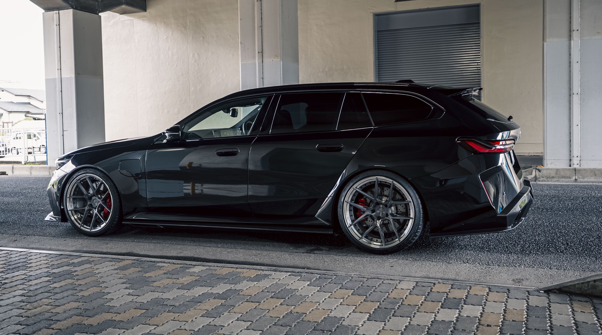 BMW M5 Touring サイド ローダウンスタンス