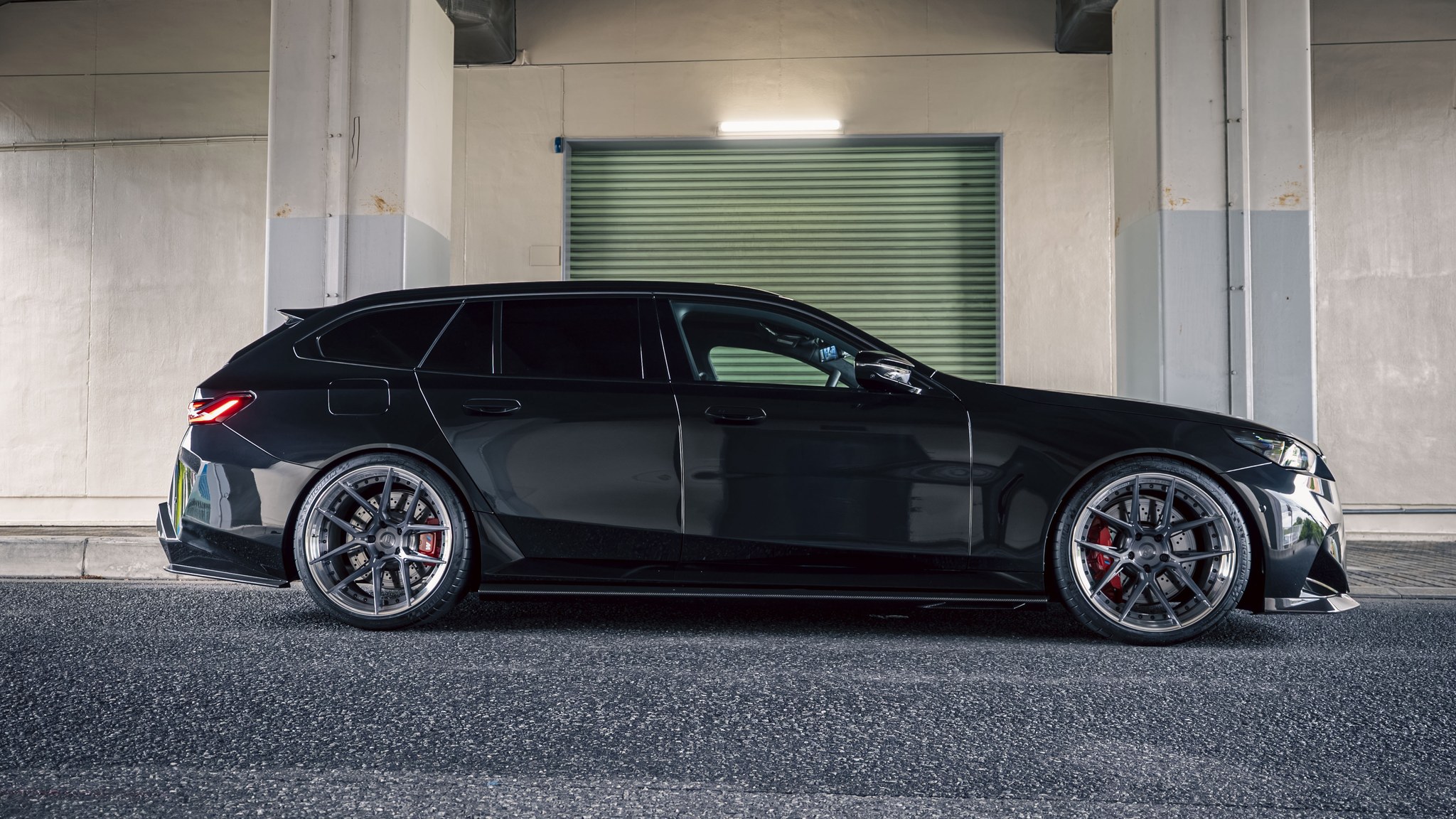 BMW M5 Touring サイドビュー
